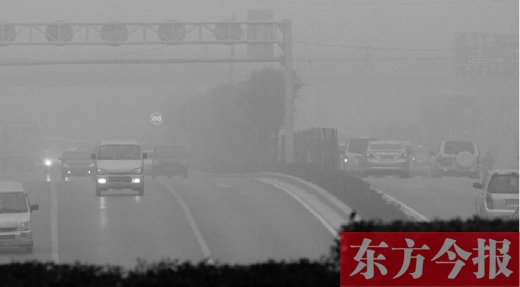 昨天早上，鄭州氣象臺發(fā)布大霧紅色預(yù)警，鄭州空氣質(zhì)量也再次迎來重度污染的預(yù)警