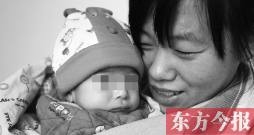 鄭州兒童福利院工作人員，小心地照看著一名體型瘦小的棄嬰