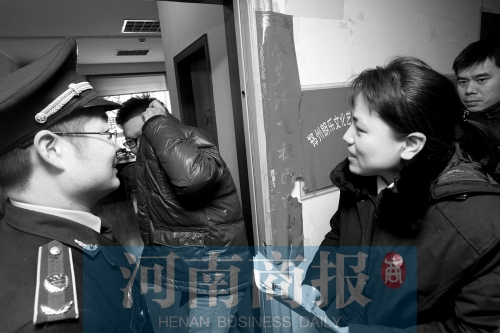 城管巡回法庭法官，到因違反城市管理的受罰當(dāng)事單位送傳票