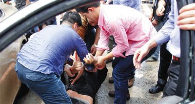 昨日，警方和市民們一起砸窗將肇事者控制。當(dāng)日，福州閩侯縣，一名男子駕駛小車在青口鎮(zhèn)奔馳大道附近撞人后逃逸，事故致7人死亡，12人受傷。圖/CFP