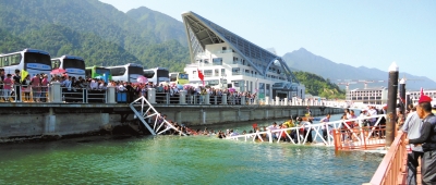 昨天上午10點左右，江西廬山西海風景區(qū)司馬旅游碼頭發(fā)生橋面塌陷事故，造成18名游客擦傷或落水。景區(qū)表示，目前已對擦傷或落水游客進行有效救治和妥善處置，并對游客損失的財物進行登記。
