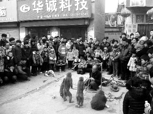 比春運(yùn)更擠的地方是?？h廟會(huì)(組圖)