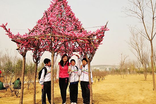 春季踏青賞花綠博園 罕見綠梅惹人愛(ài)