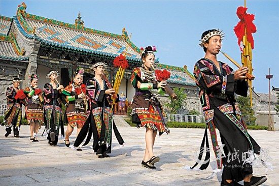 山東臺兒莊古城內，來自外地的演員表演蘆笙舞 王建華 攝