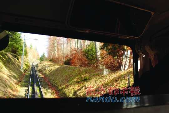 小火車一路向上，沖破云層，豁然開朗，乘客們的歡呼聲適時(shí)響起，一切漸入佳境。