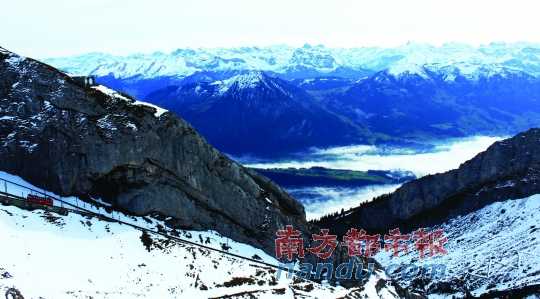  齒軌火車在皮拉圖斯山上穿行，如同紅色的龍?jiān)谏街杏芜? complete=