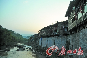 　　夕陽下的古鎮(zhèn)?！? complete=