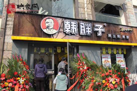 　　“韓胖子”千只茶香雞茶香鴨捐贈環(huán)衛(wèi)工人、農(nóng)民工學(xué)子和鄭州市社會福利院。