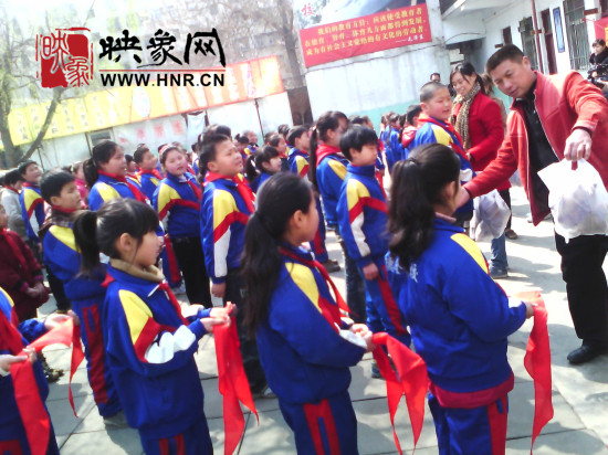　　“韓胖子”千只茶香雞茶香鴨捐贈環(huán)衛(wèi)工人、農(nóng)民工學(xué)子和鄭州市社會福利院。