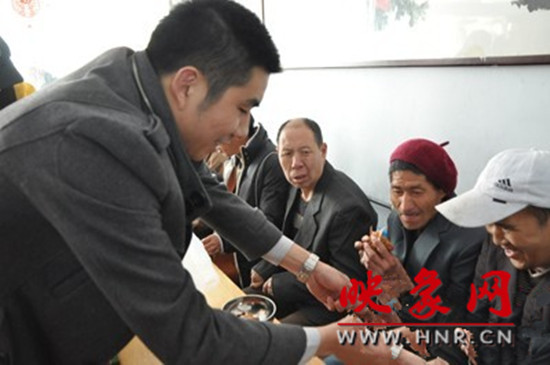 　　“韓胖子”千只茶香雞茶香鴨捐贈環(huán)衛(wèi)工人、農(nóng)民工學(xué)子和鄭州市社會福利院。