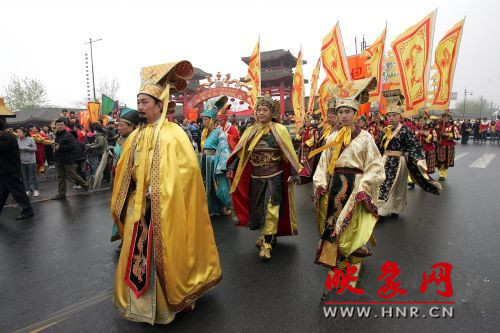 　　3月30日上午,開封市舉行2013中國(開封)清明文化節(jié)踏春巡游活動。　 　　