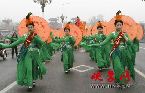 　　3月30日上午,開封市舉行2013中國(開封)清明文化節(jié)踏春巡游活動?！?　　