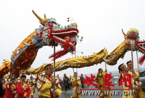 　　3月30日上午,開封市舉行2013中國(開封)清明文化節(jié)踏春巡游活動?！?　　