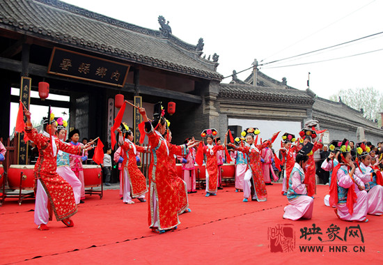 游客參觀清明小長(zhǎng)假新推出的本土特色節(jié)目《鼓樂(lè)迎賓》。