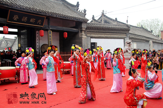 游客參觀清明小長(zhǎng)假新推出的本土特色節(jié)目《鼓樂(lè)迎賓》。