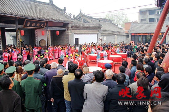 游客參觀清明小長(zhǎng)假新推出的本土特色節(jié)目《鼓樂(lè)迎賓》。
