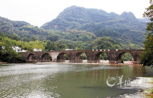 齊云山登封橋是登山的隘口,始建于明代,造型古樸典雅,蔚為壯觀。