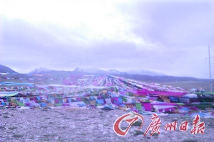 沿途遍地可見的五彩經(jīng)幡。