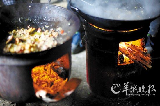 　　吃幾頓土家飯,喝幾杯土家酒,嘗幾塊土家肉。