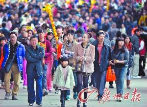 10日天氣很好，廣州各個(gè)景點(diǎn)都人頭攢動(dòng)。圖為長(zhǎng)隆景區(qū)的游客?！? width=