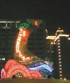 　　今年臺灣燈會主題燈“騰蛟啟盛”。圖片來源:臺灣《聯(lián)合報(bào)》
