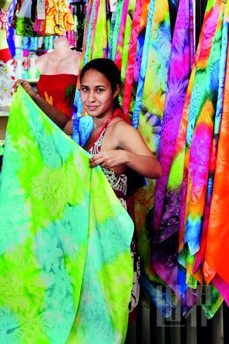 　　Pareo,這一幅幅有著漂亮圖案、色彩繽紛的布,是大溪地人最美的衣