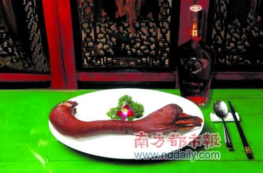 人頭馬誠(chéng)印干邑白蘭地是高端宴席的佐餐佳釀，圖為鹵水老鵝頭