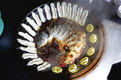 黃驊鍋灶魚，將海魚與面食相互搭配。農(nóng)業(yè)與漁業(yè)、土地與海洋，在這里構(gòu)成了微妙的平衡。