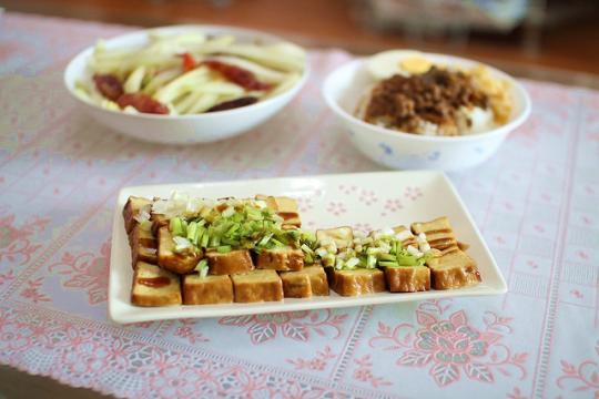 　　對于一碗鹵肉飯來說,完全不需要濃墨重彩的配其他煎炸食物,只需要搭上清爽的豆干、爽口的蘿卜即可。