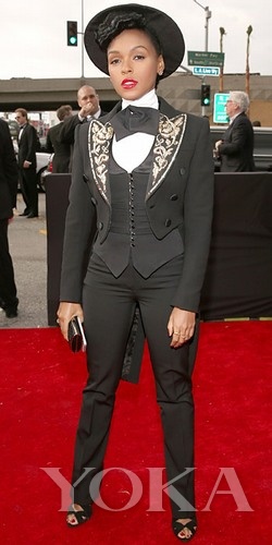  Janelle Monae這身跟去年的打扮差不多，爵士名伶的標(biāo)配嗎