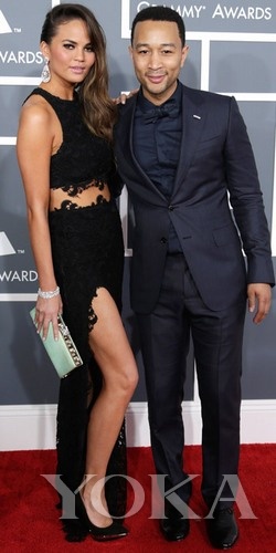 約翰·傳奇和女友Chrissy Teigen，Chrissy身穿Joy Cioci