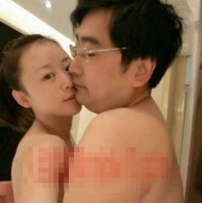 女主播紀(jì)某與國(guó)家檔案局官員范某。