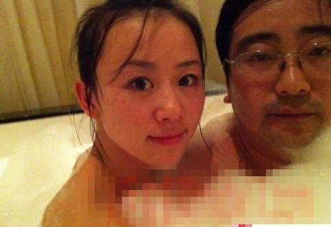 女主播紀(jì)某與國(guó)家檔案局官員范某。