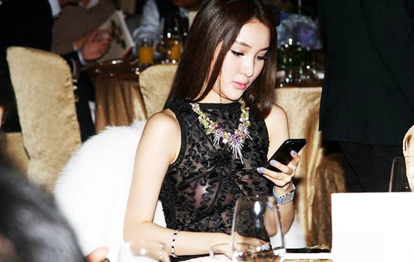 2013年11月30日，郭美美出席保利珠寶拍賣活動，現(xiàn)場郭美美一席透視的上衣性感現(xiàn)身，胸前乳貼顯露無