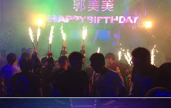 2013年6月16日下午，郭美美在網(wǎng)上曬出一組慶生照。通過照片可以看出，酒吧的巨大舞池中燃放焰火
