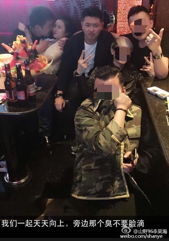 田源朋友辟謠稱左側(cè)抱著女子親吻的是田源的發(fā)小，女子的男友。