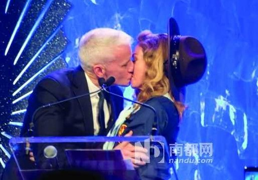 16日，麥當(dāng)娜在紐約舉行的第24屆同志媒體獎(jiǎng)?lì)C獎(jiǎng)禮上，頒獎(jiǎng)給美國(guó)CNN主播安德森-庫(kù)珀，獲對(duì)方獻(xiàn)吻