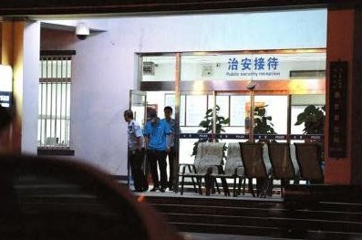 釋小龍走出派出所。