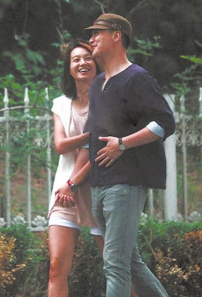 朱丹與神秘男友牽手亮相。