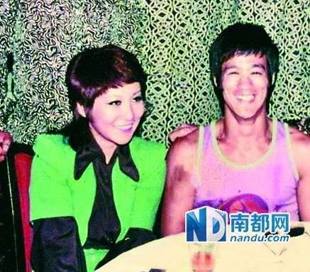 從當(dāng)時拍到的很多李小龍和丁佩一起的照片中可以看到，她和李小龍的發(fā)型是一樣的。