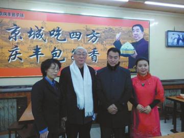 吳頌今（左二）、王樹才（左三）、談芳兵（右一）與店長(zhǎng)合影。