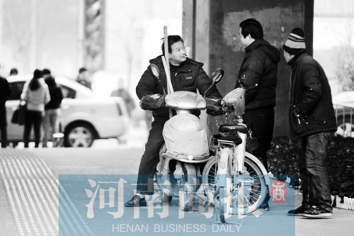 想讓農(nóng)民工安定下來(lái)，城市要給他們相應(yīng)的福利待遇，還有家的感覺(jué)