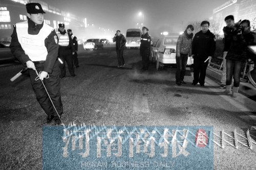 特警隊(duì)員在清查中使用阻車(chē)釘，應(yīng)對(duì)惡意闖崗或攔截駕車(chē)逃竄行為 河南商報(bào)記者 王春勝/攝