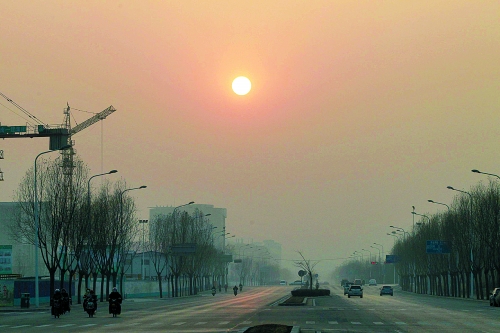 昨日天空放晴，雖然天還不是那么藍，但也給大家?guī)砗眯那椤? complete=