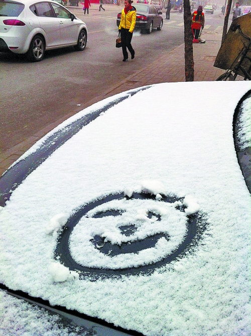 一月十五日上午，有汽車披著一身的雪裝，從經(jīng)開區(qū)回到市區(qū)。