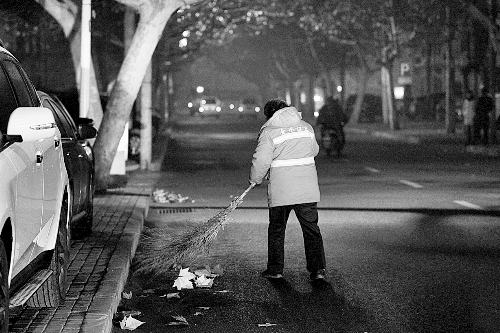 清晨六點(diǎn)，鄭州市經(jīng)七路，一名環(huán)衛(wèi)工開始了一天的工作。