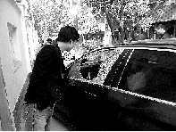 有個人晃了一圈后,寶馬、現(xiàn)代、越野的車窗都“長”出大窟窿 有個人晃了一圈后,寶馬、現(xiàn)代、越野的車窗都“長”出大窟窿