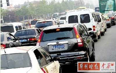 晚高峰的花園路車(chē)流密不透風(fēng) 鄭州晚報(bào)記者 周甬 圖