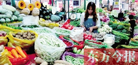 　　隨著氣溫升高，蔬菜供應(yīng)量增加，近期我省菜價(jià)呈現(xiàn)穩(wěn)中下降趨勢(shì)