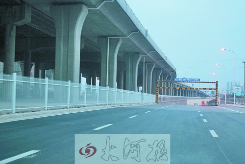 下穿隧道限高3米，不影響公交車通行。